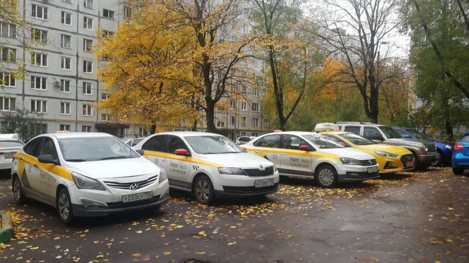 В РФ хотят запретить такси длительную стоянку в жилой зоне