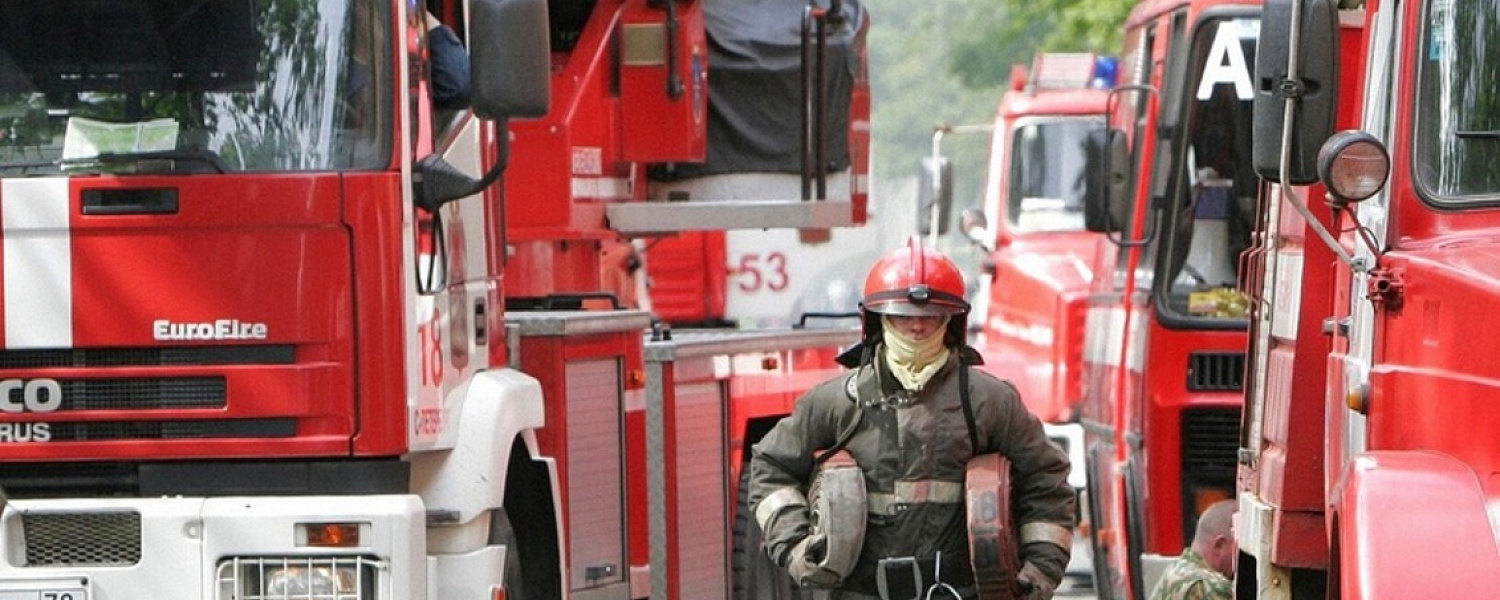 В Госдуме предложили дать право пожарным таранить автомобили